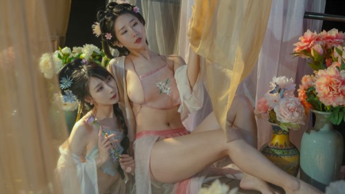 55615-✿古色仙香✿ 极品双模网红美少女火卝辣出镜▌云溪溪x奶桃▌古装浴池嬉戏 性卝感肚兜诱人乳卝晕 湿身诱卝惑超写实古代风.jpg